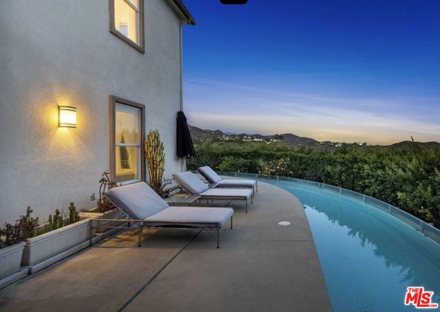 2752 Stone View Court, Los Angeles CA: https://media.crmls.org/mediaz/ad69320e-b9e6-475d-9c2e-f06525e39a27.jpg