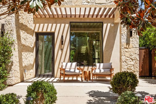 636 N Laurel Avenue, Los Angeles CA: https://media.crmls.org/mediaz/ad6a3410-8c9e-4721-81a0-9728a1efe224.jpg