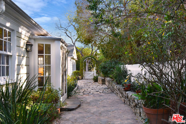 4141 Knobhill Drive, Sherman Oaks CA: https://media.crmls.org/mediaz/ad6b799e-8814-4ca2-83a2-b88690361ff5.jpg