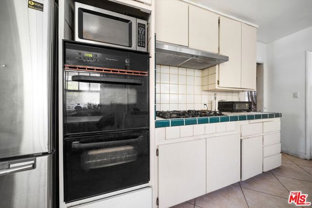 9253 Hayvenhurst Avenue, North Hills CA: https://media.crmls.org/mediaz/ad6ba923-c543-4657-a325-f864d5f7486c.jpg