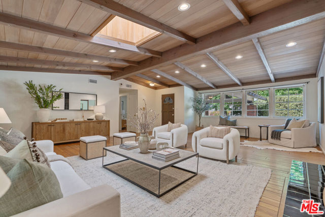 4835 Corbin Avenue, Tarzana CA: https://media.crmls.org/mediaz/ad6c6be5-959a-40c1-b197-9f83b804d00a.jpg