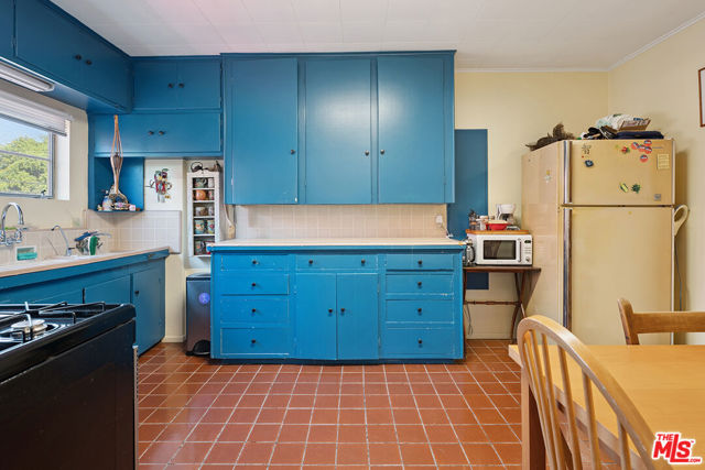 2847 S Robertson Boulevard, Los Angeles CA: https://media.crmls.org/mediaz/ad6c7079-b0dd-4c4e-8f11-f51fee86053f.jpg