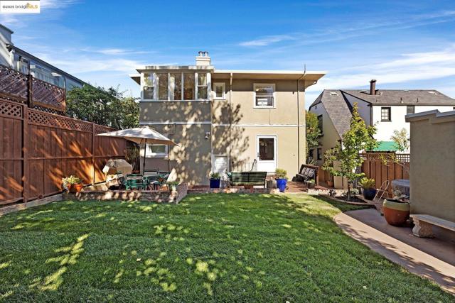 1047 Ranleigh Way, Piedmont CA: https://media.crmls.org/mediaz/ad6ccd1d-a3a9-49df-8806-4261c78a9adf.jpg