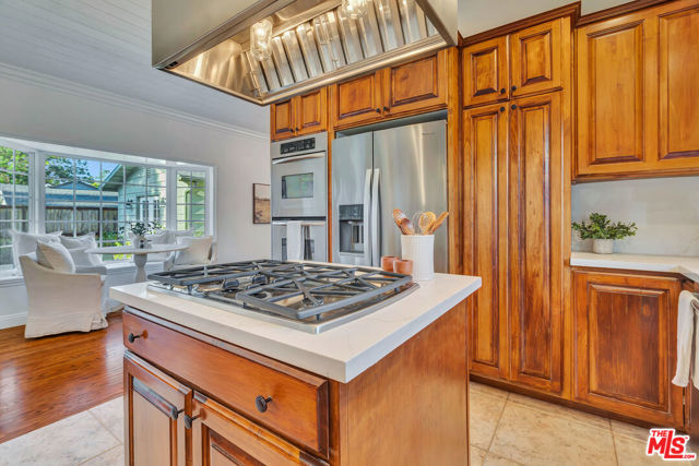 6001 Oakdale Avenue, Woodland Hills CA: https://media.crmls.org/mediaz/ad6d1cf1-bad8-4f43-954f-828f0b960f77.jpg