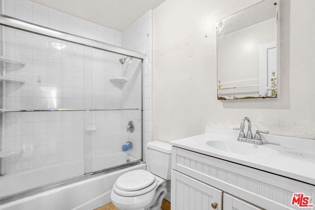 6833 Simpson Avenue, North Hollywood CA: https://media.crmls.org/mediaz/ad6d52cf-0bde-4f7f-a655-cc9b97e3f5ed.jpg