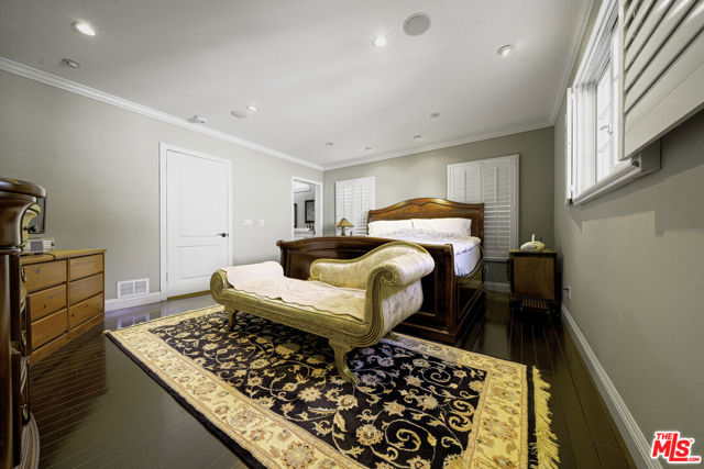 950 S Longwood Avenue, Los Angeles CA: https://media.crmls.org/mediaz/ad6d96e8-daf9-4f1c-bd67-ed531b71ff6c.jpg