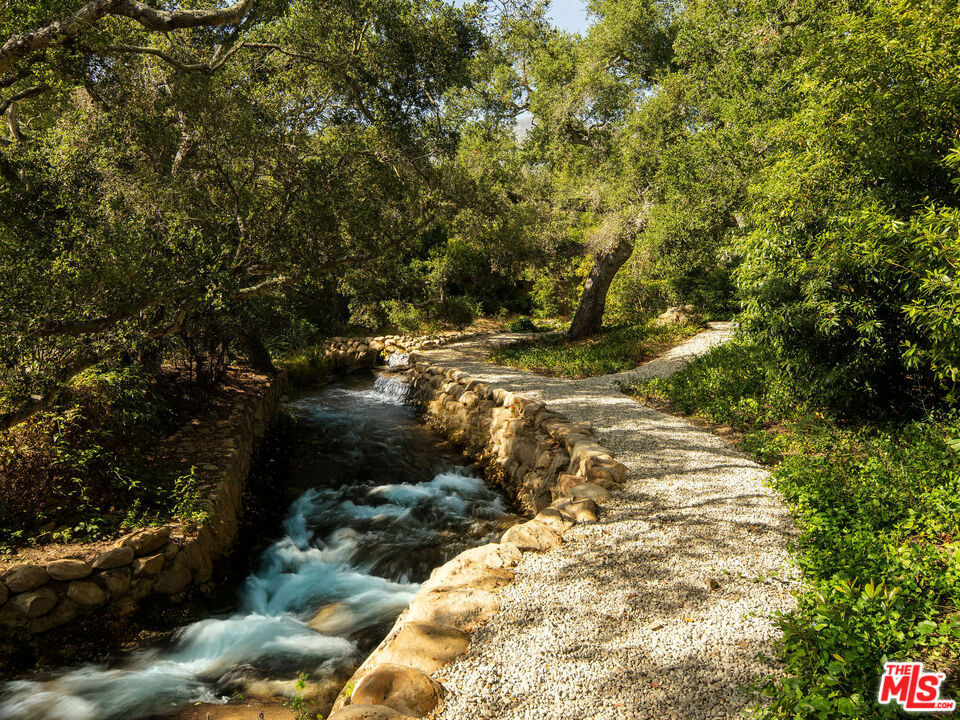 https://media.crmls.org/mediaz/ad6dbb3f-09c5-4ff3-859c-9402c6d98df0.jpg?preset=X-Large