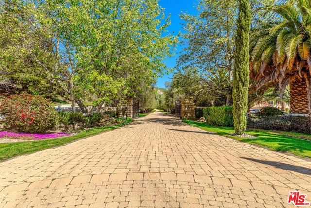 6914 Solano Verde Drive, Somis CA: https://media.crmls.org/mediaz/ad6e795b-3181-4b05-8b47-ad034648a9da.jpg