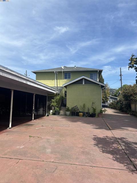 3719 Redding Street, Oakland CA: https://media.crmls.org/mediaz/ad6f387b-aa80-47a7-b926-e887747a673d.jpg