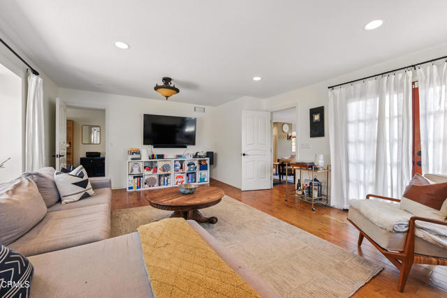 497 Azalea Street, Thousand Oaks CA: https://media.crmls.org/mediaz/ad707ab5-7ed7-41c1-9b15-228db69fc876.jpg