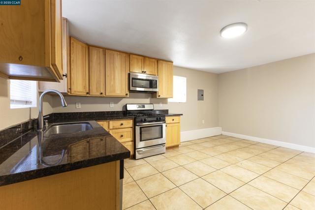 535 34th Street, Richmond CA: https://media.crmls.org/mediaz/ad71217f-e507-4119-9596-1a29d06579fc.jpg