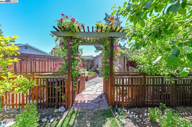 6701 Taffy Ct, Pleasanton CA: https://media.crmls.org/mediaz/ad716367-7e62-4e39-965c-3d8de289adc6.jpg