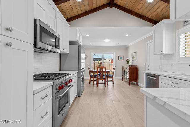 364 Longwood Court, Thousand Oaks CA: https://media.crmls.org/mediaz/ad718690-a0b7-44cf-b002-02caffe4cddd.jpg