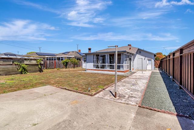 624 Filbert Street, Half Moon Bay CA: https://media.crmls.org/mediaz/ad71bb4f-faa3-4893-8e41-18c28d8583bf.jpg