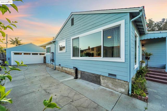 725 Trevethan Ave, Santa Cruz CA: https://media.crmls.org/mediaz/ad72344b-8196-4d5f-8823-cefe86ab8d80.jpg