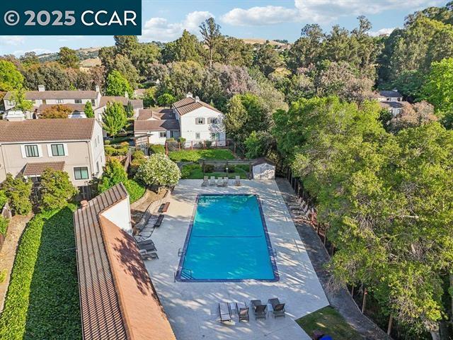 1 Bluff Ct, Hercules CA: https://media.crmls.org/mediaz/ad723ada-69ba-4d2d-acd2-dc06bad5d12d.jpg