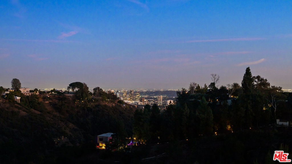 https://media.crmls.org/mediaz/ad7250d1-f873-4675-ab01-3fe5943985e3.jpg?preset=X-Large