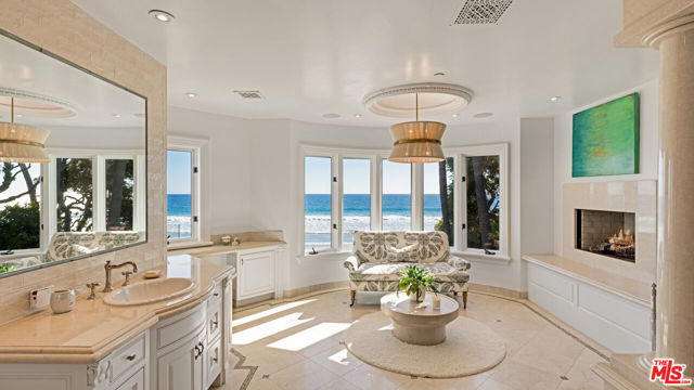 31272 Broad Beach Road, Malibu CA: https://media.crmls.org/mediaz/ad737418-7ae4-46ee-884f-d592314e274e.jpg
