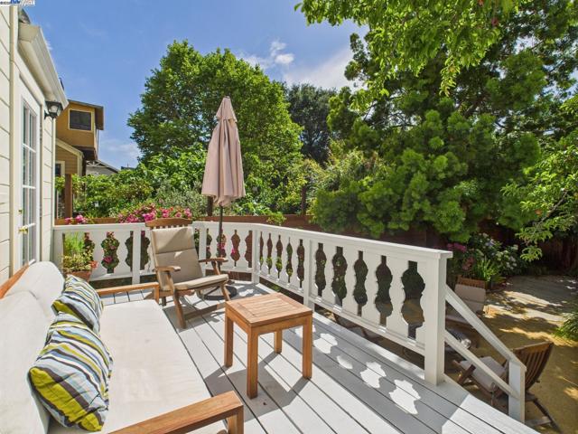 1709 Myrtle St, Oakland CA: https://media.crmls.org/mediaz/ad73e13b-e49f-4bd0-b582-bf7f78f0cf1c.jpg