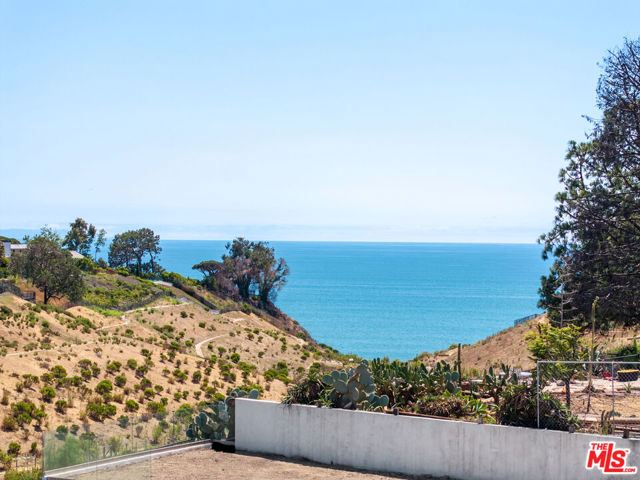 15209 De Pauw Street, Pacific Palisades CA: https://media.crmls.org/mediaz/ad741d85-8a75-4152-b0eb-b6e34dd68b35.jpg