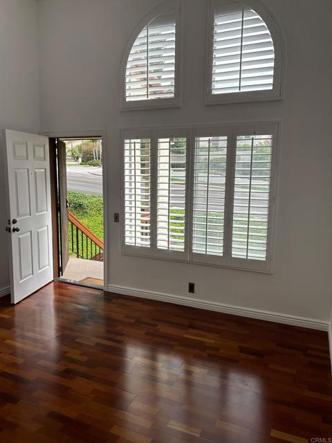 4040 Porte La Paz, San Diego CA: https://media.crmls.org/mediaz/ad751a9f-716e-4d25-93fe-75f192032e4b.jpg