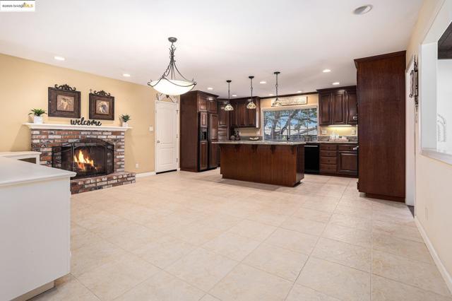 3031 Barmouth Dr, Antioch CA: https://media.crmls.org/mediaz/ad75cfd6-7dc2-4760-9b97-530f02df96e2.jpg