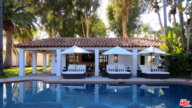18625 Wells Drive, Tarzana CA: https://media.crmls.org/mediaz/ad76353e-0099-41b8-abf1-9732f05f618c.jpg