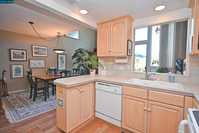 2748 Tice Creek Dr, Walnut Creek CA: https://media.crmls.org/mediaz/ad7646be-bd8c-4e4d-87d5-504998fc8502.jpg