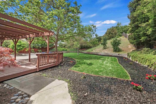 8658 Fenwick Way, Dublin CA: https://media.crmls.org/mediaz/ad76c232-3590-4311-a1ff-d7e0f822374f.jpg