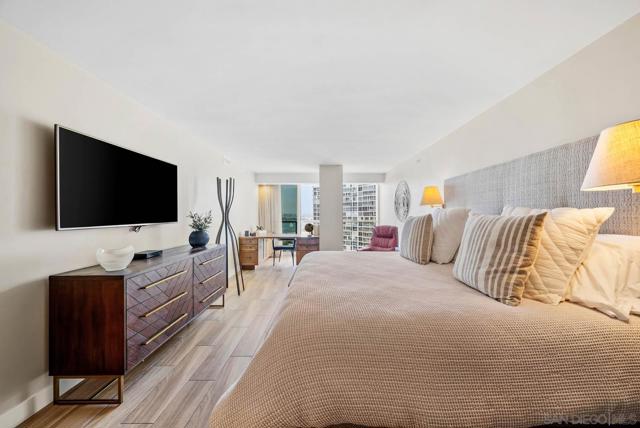 1780 Avenida Del Mundo, Coronado CA: https://media.crmls.org/mediaz/ad76cf40-8adb-48f9-9520-5b25b6dff74a.jpg