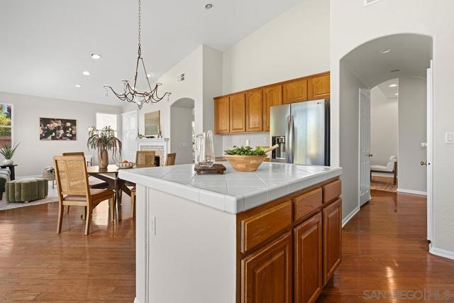 987 Palencia Ct, Chula Vista CA: https://media.crmls.org/mediaz/ad779fe4-0f7b-4aa6-baa3-d3856b15c0b3.jpg