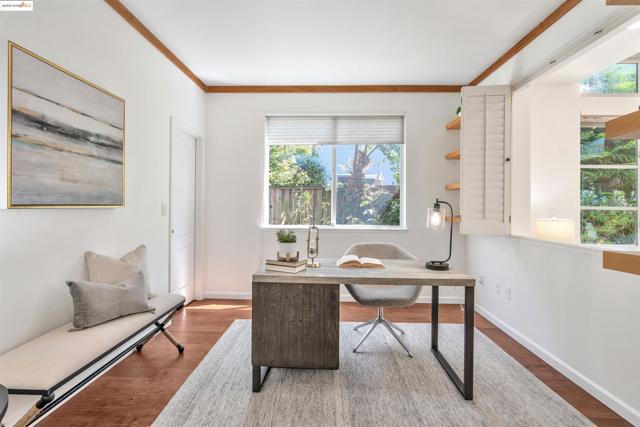16 Bay Harbor Ct, Richmond CA: https://media.crmls.org/mediaz/ad77c7aa-dfb6-4859-9e6b-c7e7194d8e36.jpg