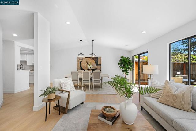 2085 Shady Creek Pl, Danville CA: https://media.crmls.org/mediaz/ad78e778-dbd5-4315-ab7e-47b33feb882b.jpg