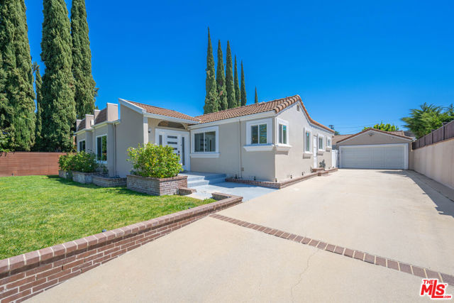 15042 Valleyheart Drive, Sherman Oaks CA: https://media.crmls.org/mediaz/ad79a464-5a08-4b61-a717-300f3a650353.jpg
