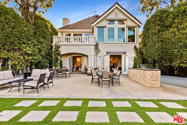 2322 Canyonback Road, Los Angeles CA: https://media.crmls.org/mediaz/ad7a0ca3-ade4-41b6-9da5-a5030c672f90.jpg