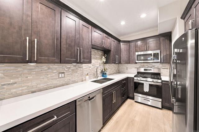 14819 Magnolia Boulevard, 7 photo 9