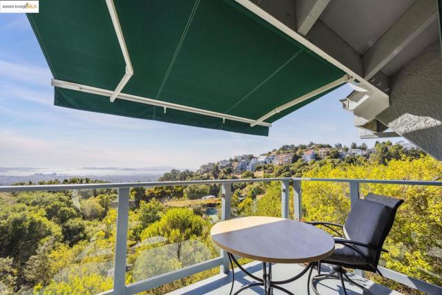 40 Spy Glass Hill, Oakland CA: https://media.crmls.org/mediaz/ad7abe19-8b95-4bb9-8b9d-7b156b0b691b.jpg