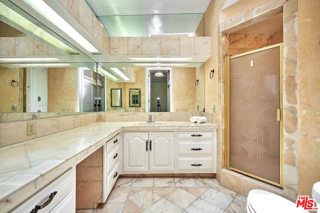424 N Arden Boulevard, Los Angeles CA: https://media.crmls.org/mediaz/ad7c9103-27b3-4a28-bed3-73dd5a0f7dc5.jpg