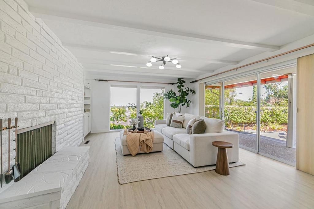 https://media.crmls.org/mediaz/ad7cc457-4cf9-42af-89ab-181d4c3049f9.jpg?preset=X-Large