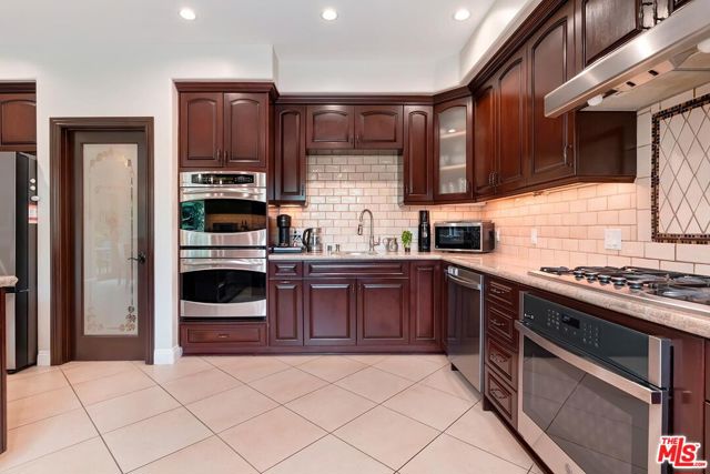 1524 Reeves Street, Los Angeles CA: https://media.crmls.org/mediaz/ad7d39c0-fb0c-4d4a-9292-df879900fa90.jpg