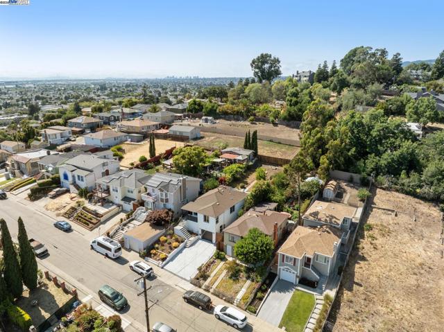 2643 99Th Ave, Oakland CA: https://media.crmls.org/mediaz/ad7e01f7-971e-48af-a71d-4a9625a6b2ac.jpg