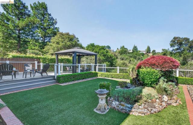 4963 Stoneridge Ct, Oakland CA: https://media.crmls.org/mediaz/ad7e3625-a021-46a9-80de-927a212ef747.jpg