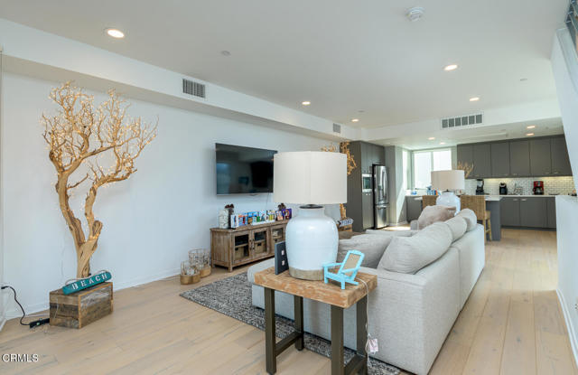 Detail Gallery Image 12 of 48 For 11594 Riverside Dr, North Hollywood,  CA 91602 - 3 Beds | 3/1 Baths