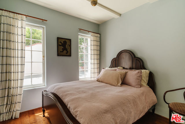 5163 Franklin Avenue, Los Angeles CA: https://media.crmls.org/mediaz/ad7f26c7-d77a-48cf-8a2a-6b0463713174.jpg