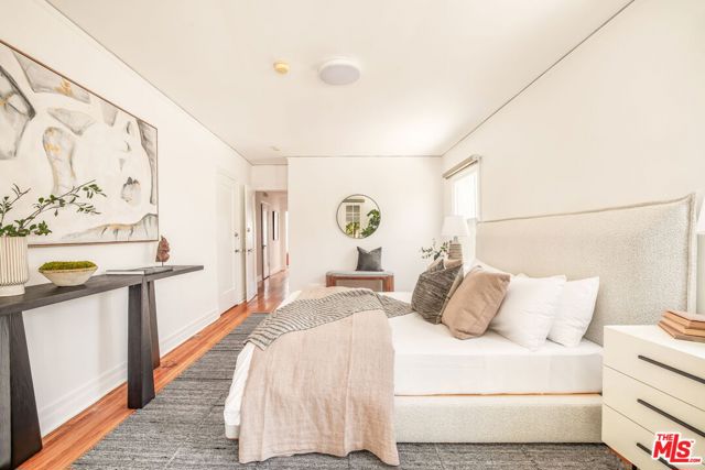 842 S Sycamore Avenue, Los Angeles CA: https://media.crmls.org/mediaz/ad7feea7-9d57-4619-92ab-278d7bdd1eb1.jpg
