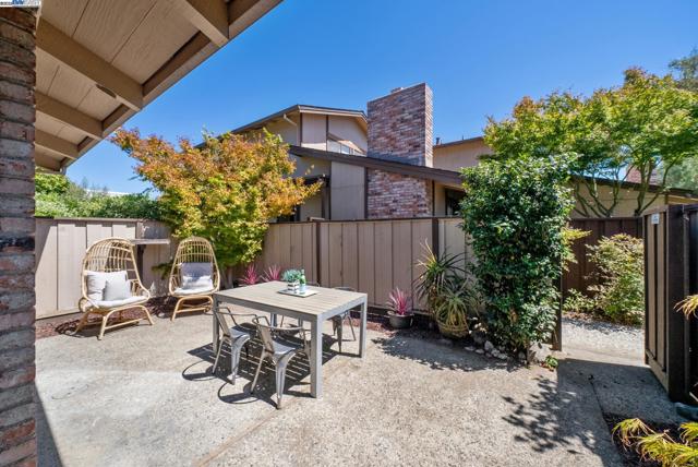 1230 Ballena Blvd, Alameda CA: https://media.crmls.org/mediaz/ad802440-f8f1-403c-ad86-e1e34a75f269.jpg