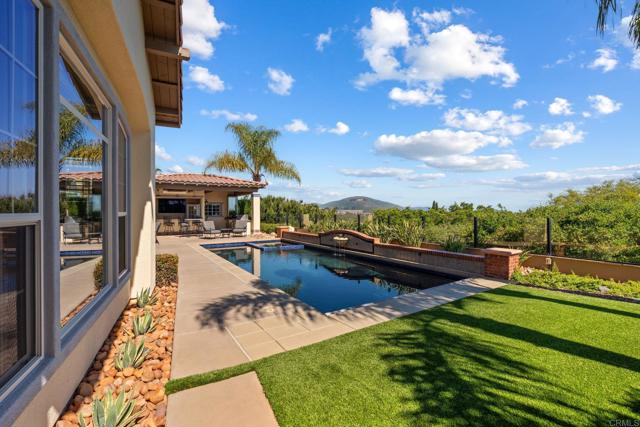 6937 CORTE LANGOSTA, Carlsbad CA: https://media.crmls.org/mediaz/ad8047cc-8f7d-418d-8190-a4085f32e9f2.jpg