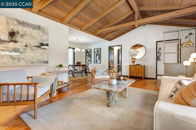 25 Whitehall Dr, Orinda CA: https://media.crmls.org/mediaz/ad81790c-a68d-4353-bc57-bc34e2bab9cb.jpg