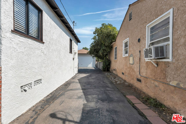 818 N Brand Boulevard, San Fernando CA: https://media.crmls.org/mediaz/ad821386-9f1e-4e07-a41c-d11567a2fece.jpg