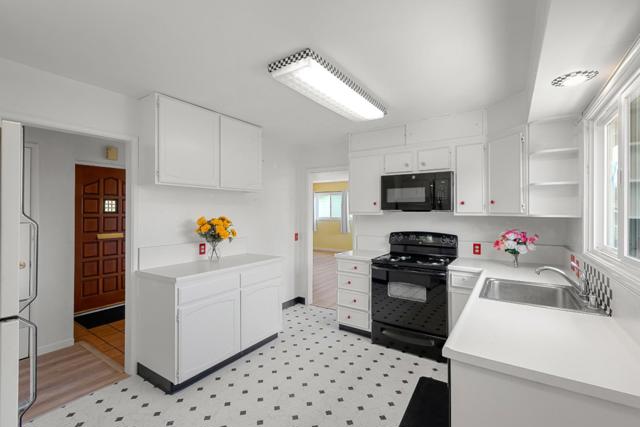 7 Setter Place, Monterey CA: https://media.crmls.org/mediaz/ad871cd0-47b1-402c-a666-c64d2913de53.jpg
